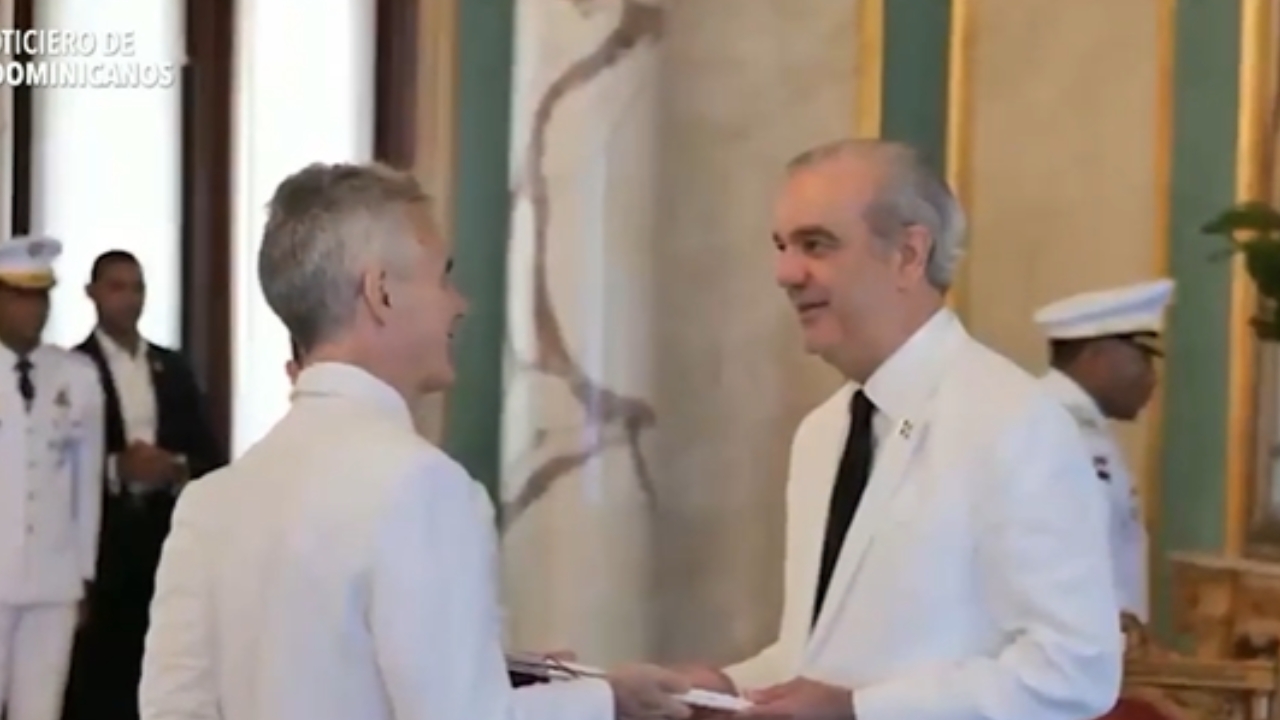 Abinader recibe cartas credenciales de seis nuevos embajadores