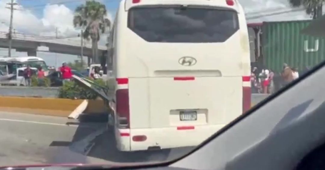 Bus choca contra muro en Las Américas