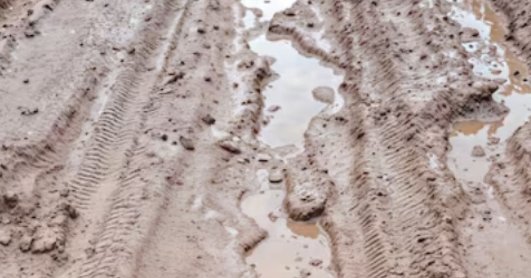 Vecinos de Comendador desesperados por calles convertidas en lodo intransitable