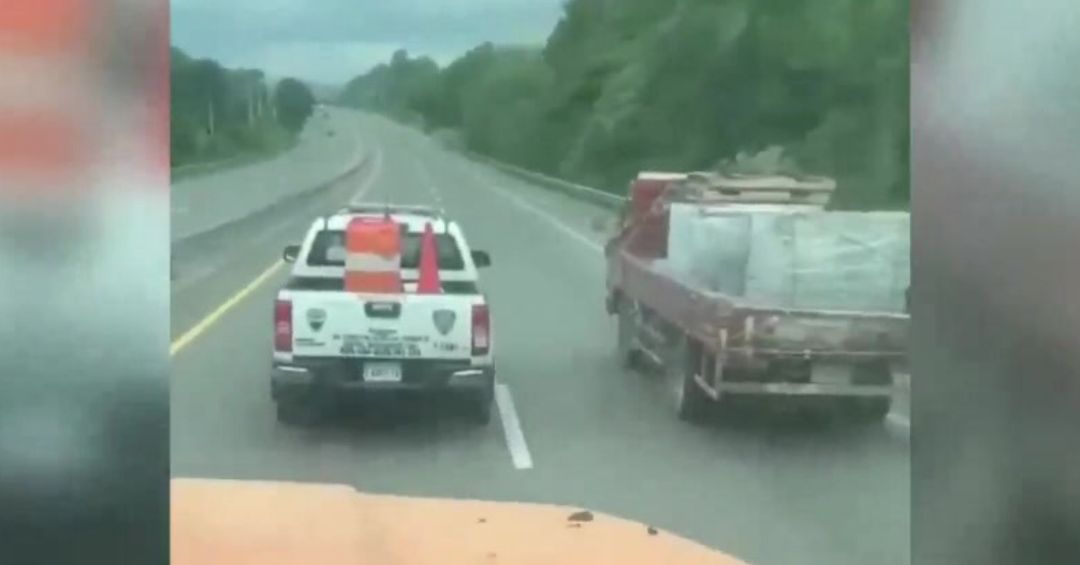 Camión embiste unidad de tránsito en operativo