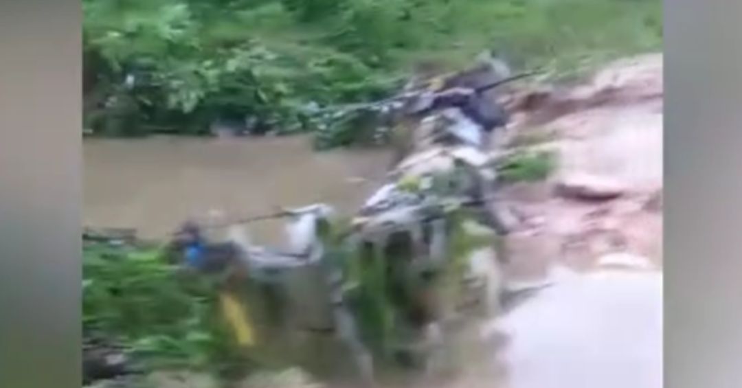 Colapso de puente deja incomunicadas comunidades en Pedro Brand