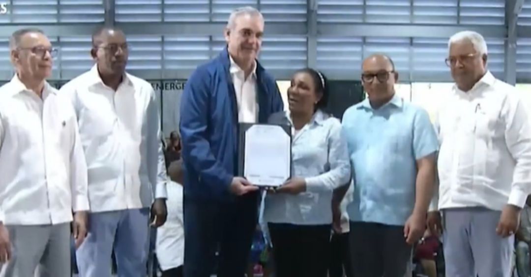 Presidente Abinader entrega 2 mil títulos de propiedad en Santo Domingo Savio