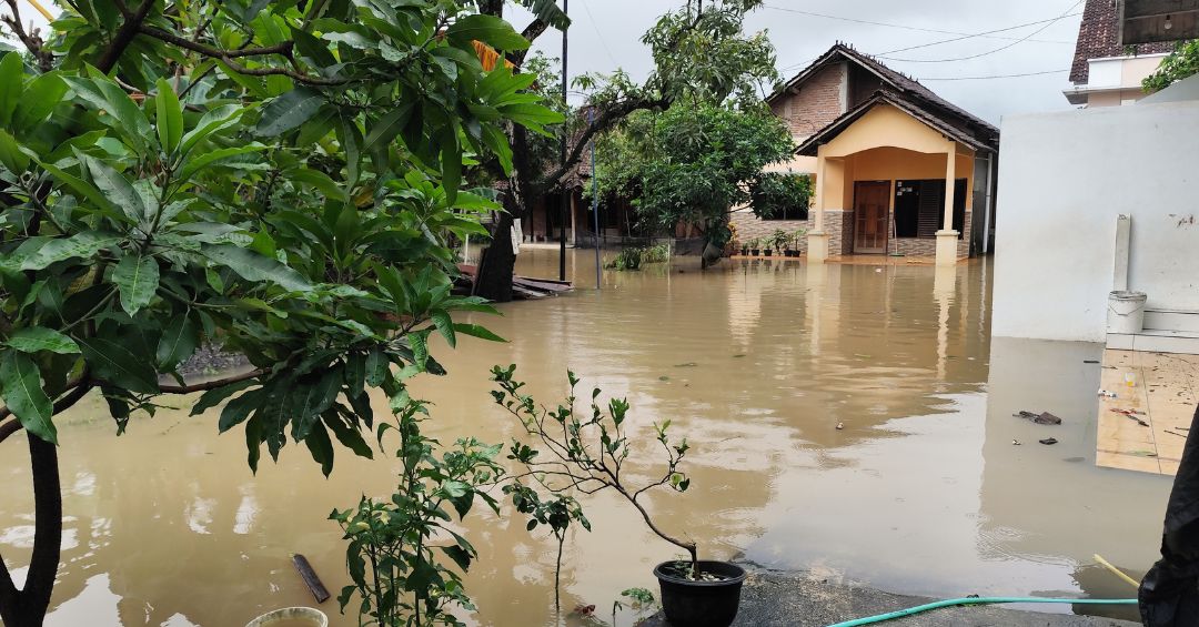 Vecinos incomunicados por inundación en La Gloria