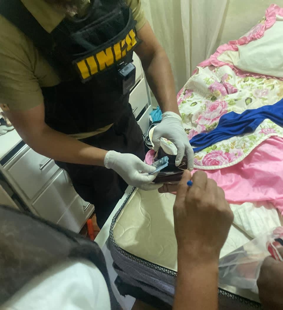 DNCD arresta a dos personas y ocupa drogas y arma de fuego durante operativo en San Cristóbal