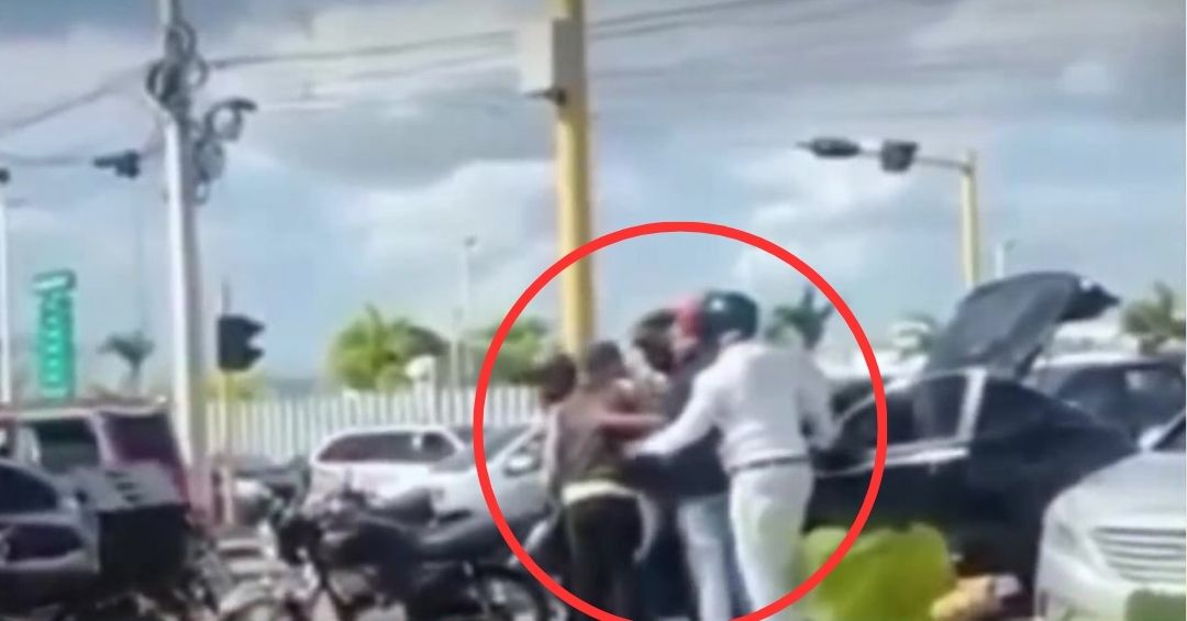 Motorista golpea a mujer con casco en Santo Domingo Este