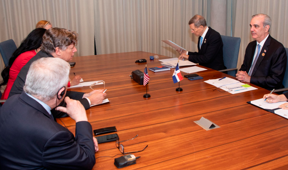 Abinader sostiene reuniones bilaterales con líderes de Israel y Estados Unidos en Costa Rica