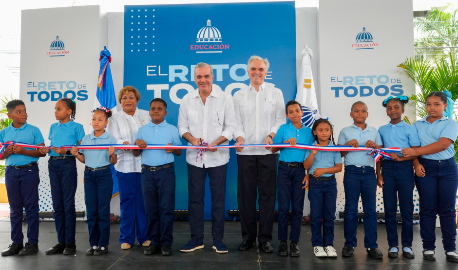 Abinader inaugura techado deportivo escolar en Boca Chica