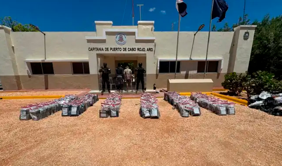 Ocupan más de mil paquetes de cocaína y marihuana durante persecución marítima en costas de Pedernales