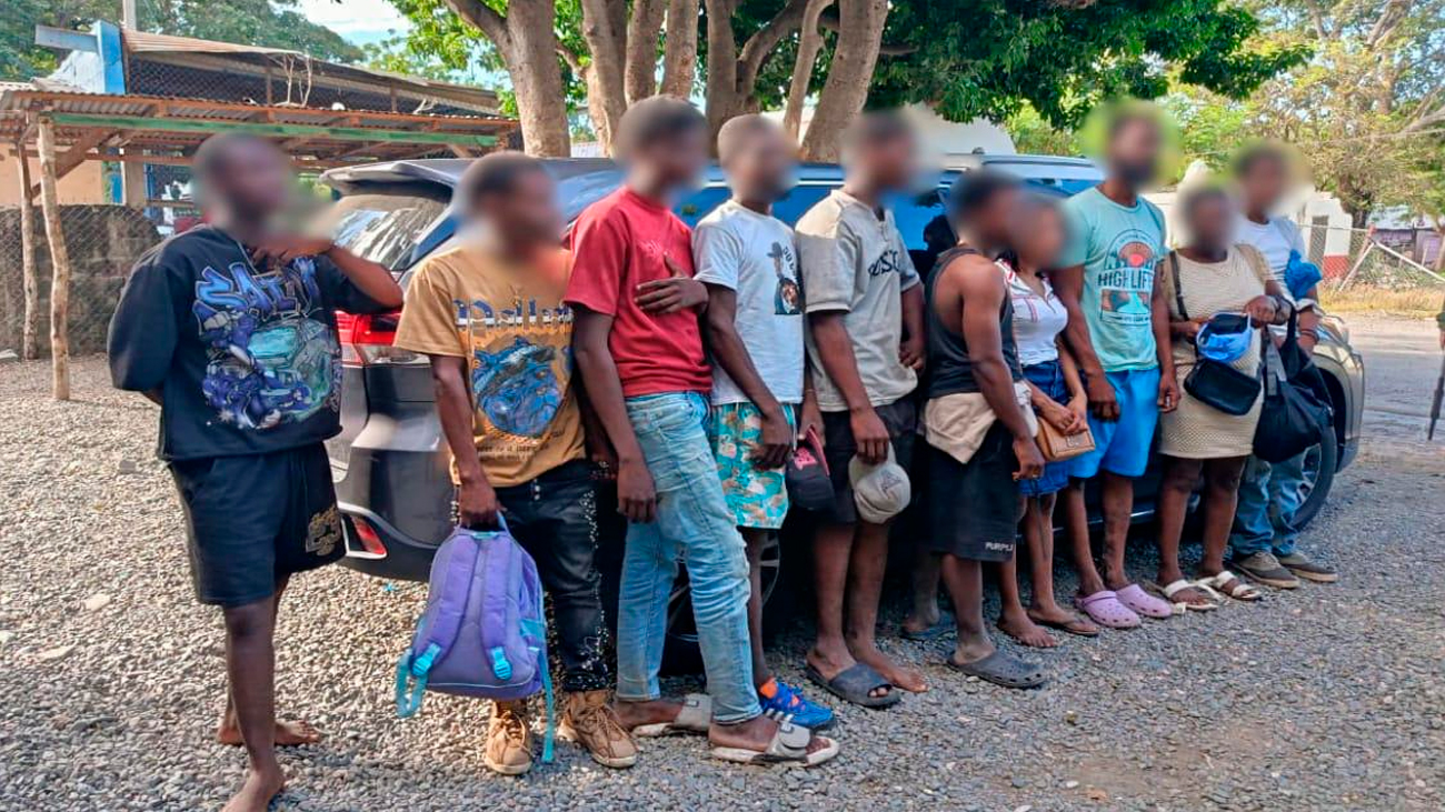 Detienen a dos dominicanos por traficar a 10 extranjeros indocumentados a bordo de una yipeta