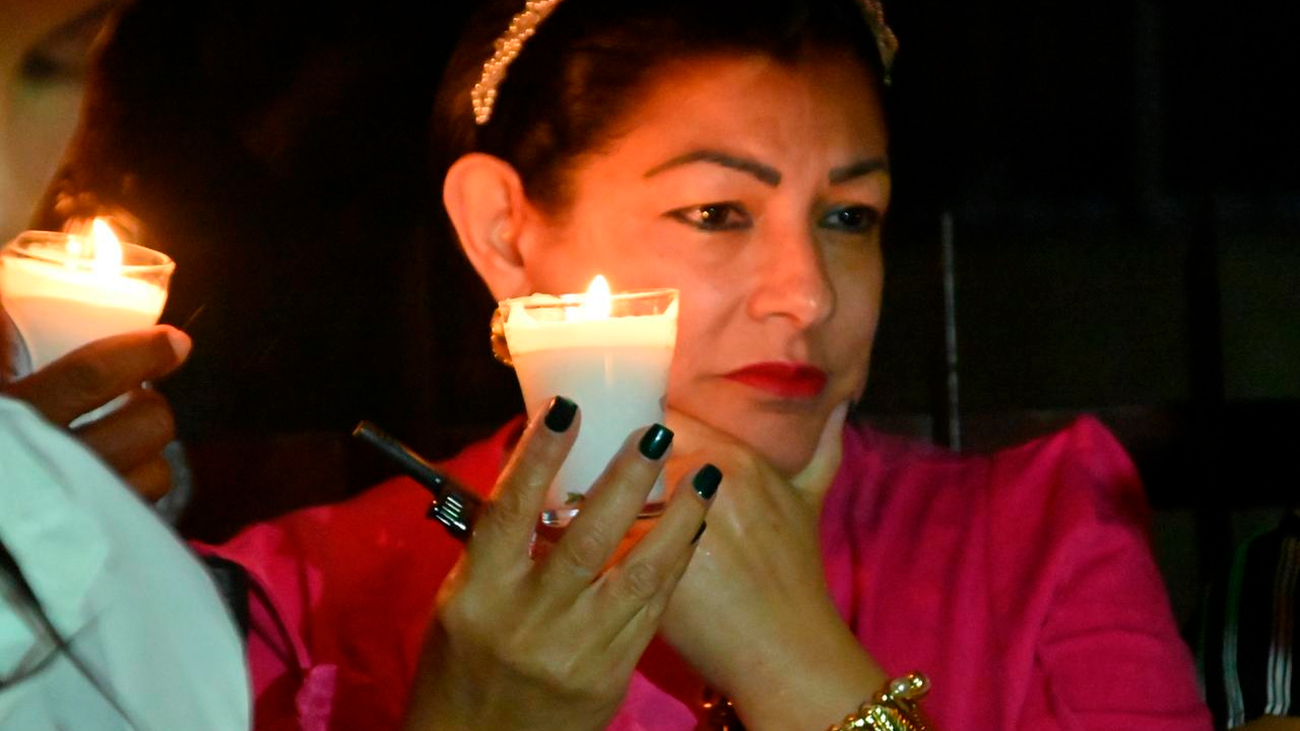 Bajo la lluvia encienden velas y piden justicia por víctimas del caso Jet Set