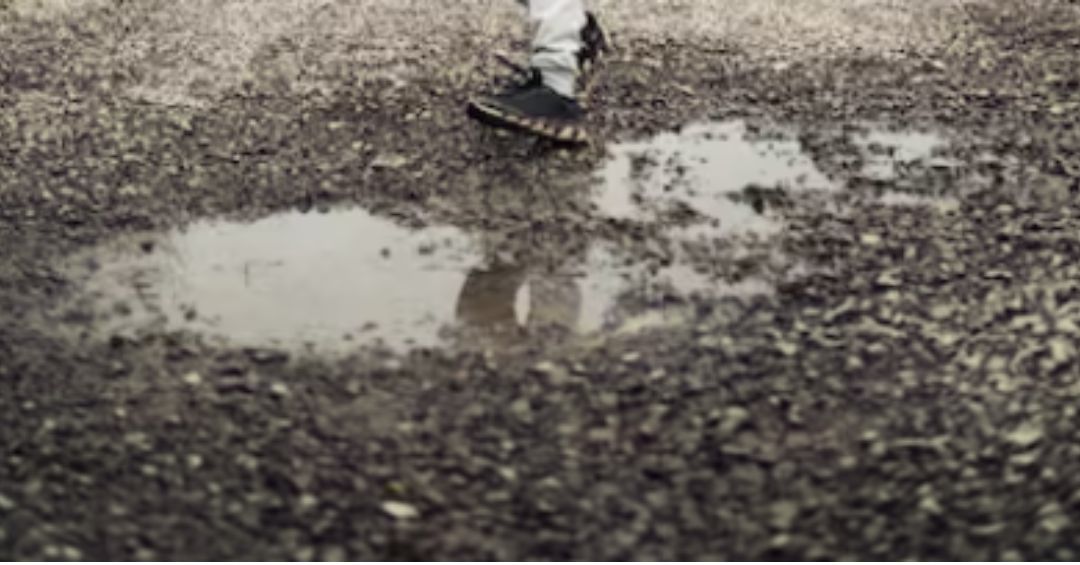 Residentes denuncian calles intransitables en Los Camarones