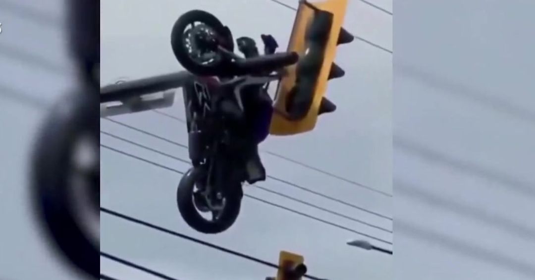 Canadá: Motocicleta queda colgando de semáforo