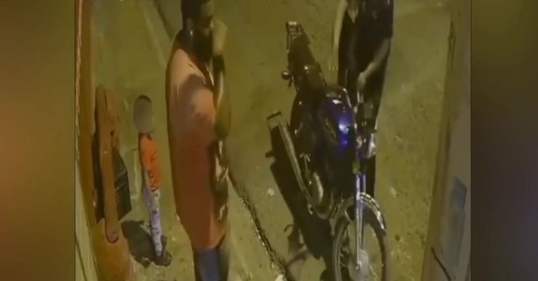 Cámaras captan robo de motocicleta en El Almirante