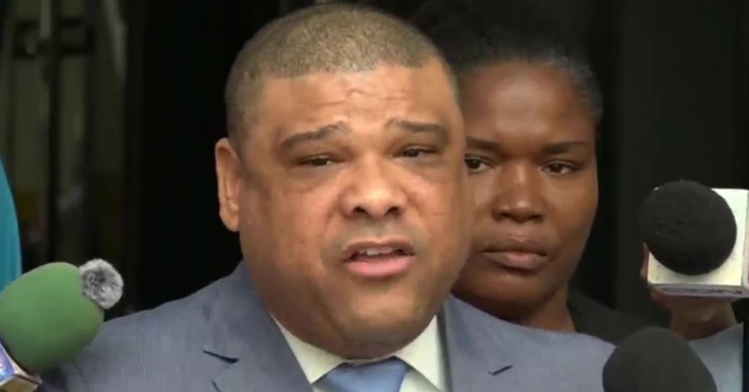 Diputado propone arreglo de calles en Santo Domingo Norte