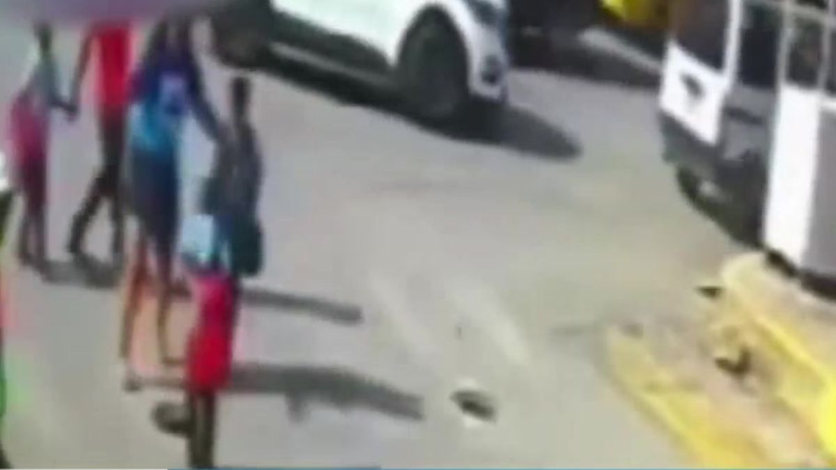 Estudiante cae en alcantarilla sin tapa en SDE