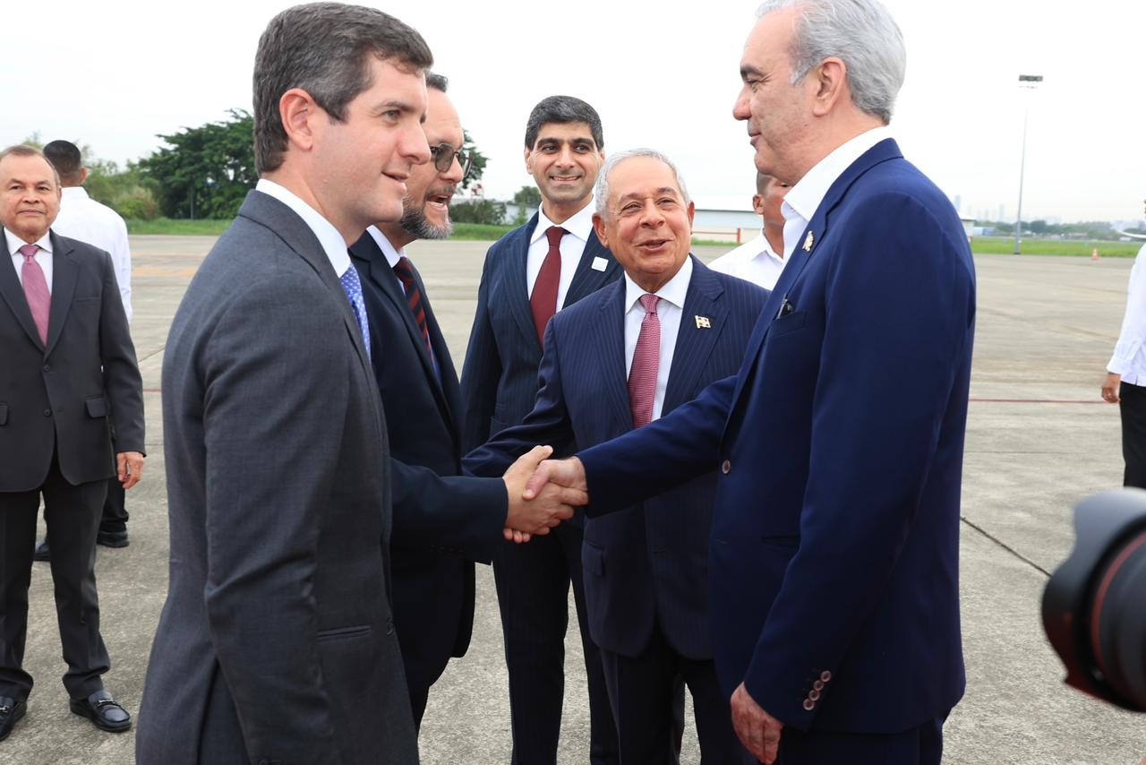 Presidente Abinader llega a Panamá, donde será orador principal del Congreso Mundial de Zonas Francas