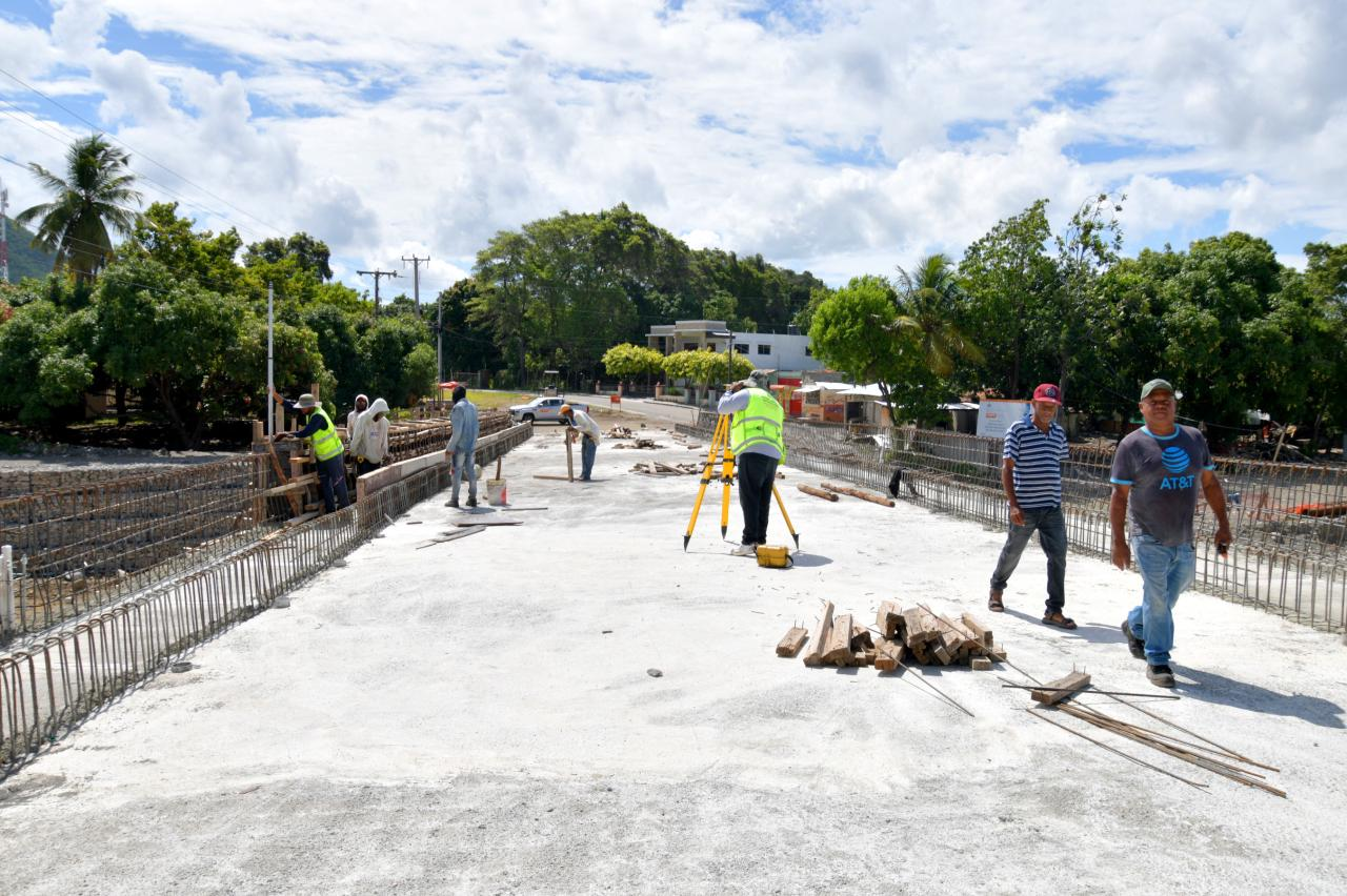 Obras Públicas acelera construcción del puente Los Hierros en Peravia para mejorar la movilidad en Baní