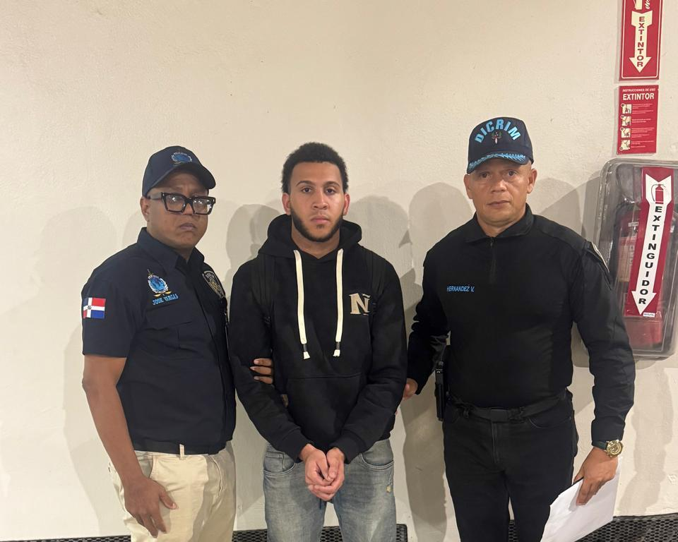 Interpol recibe en extradición desde España y Chile a dos dominicanos acusados de violación sexual y homicidio