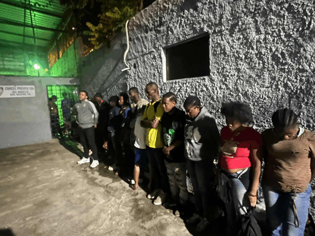 Detienen en Mao a hombre que transportaba 21 haitianos indocumentados