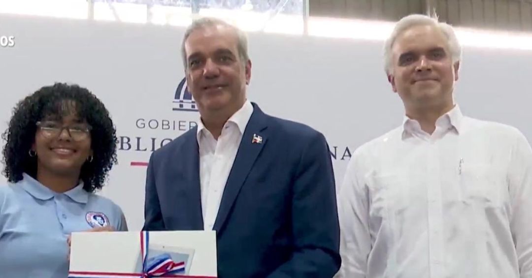 Luis Abinader impulsa a estudiar inglés y tecnología a jóvenes