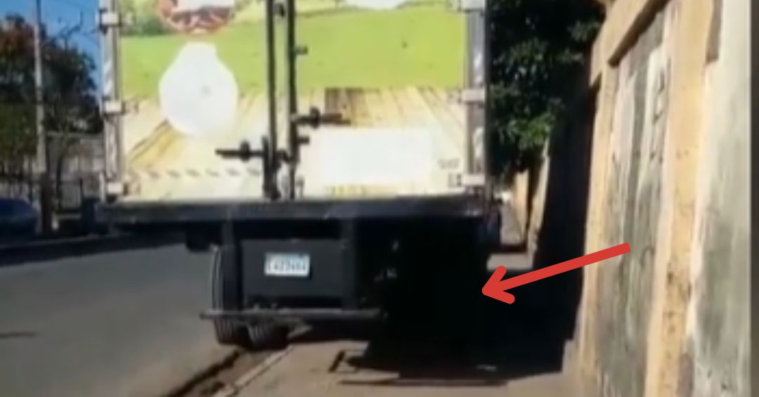 Denuncian camión estacionado sobre acera en carretera Mella