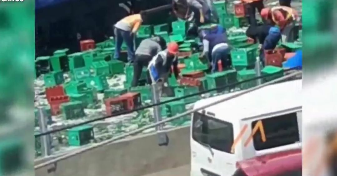 Patana se vuelca y esparce carga en avenida 27 de Febrero