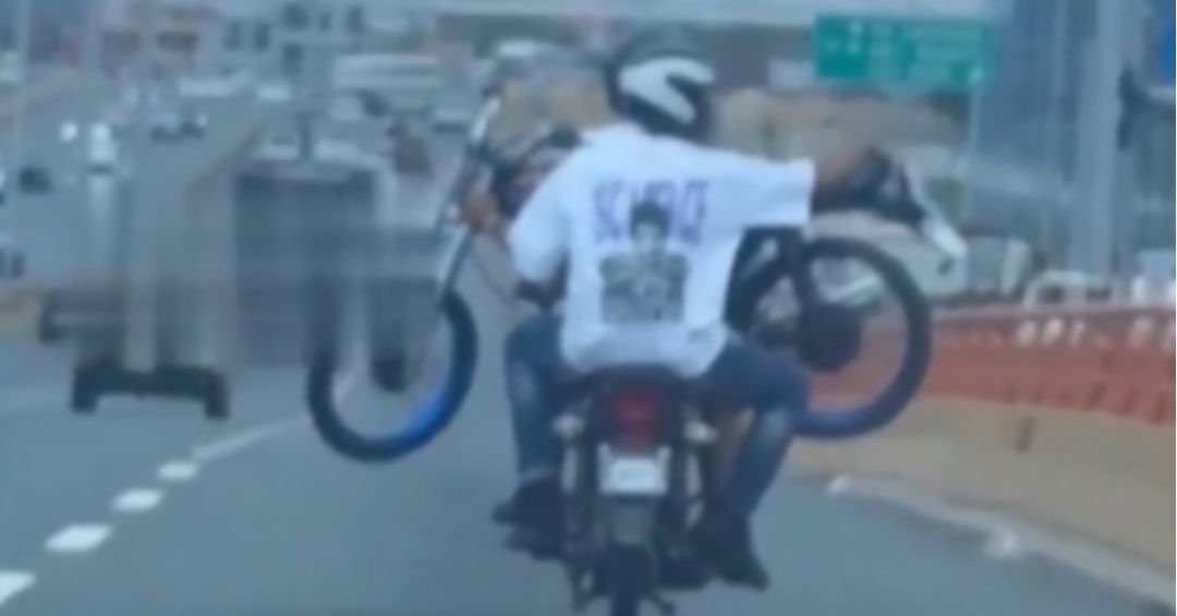 Insólito: motorista carga otra moto al hombro mientras conduce en el kilómetro 9 de Duarte