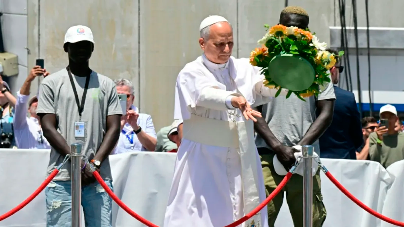 Papa León XIV honra a los migrantes con ofrenda floral en el