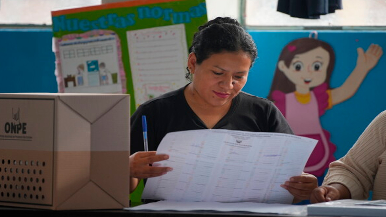 Perú continúa sin presidente electo tras una reñid