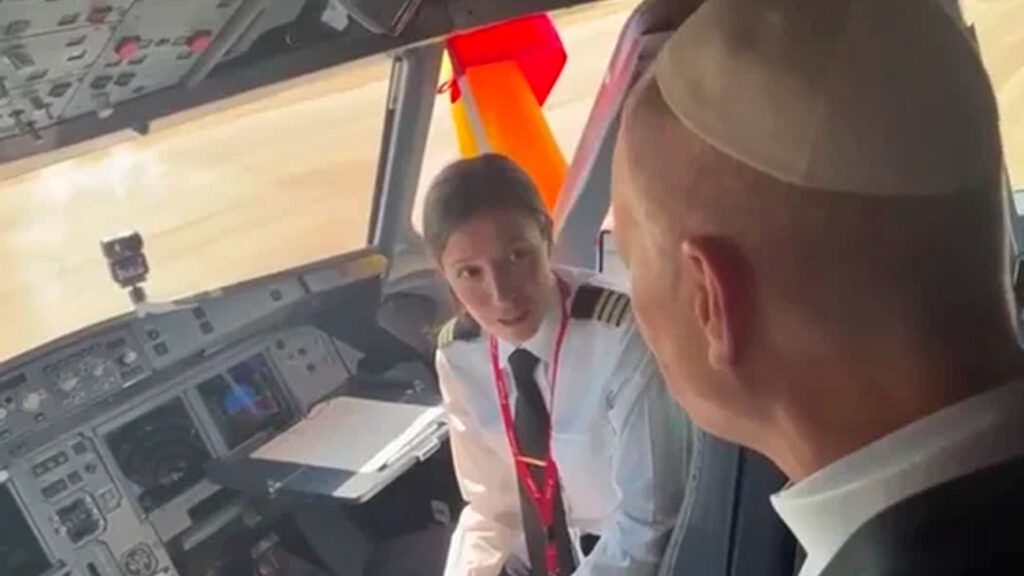 Papa León XIV conversa con pilotos de F-18 durante