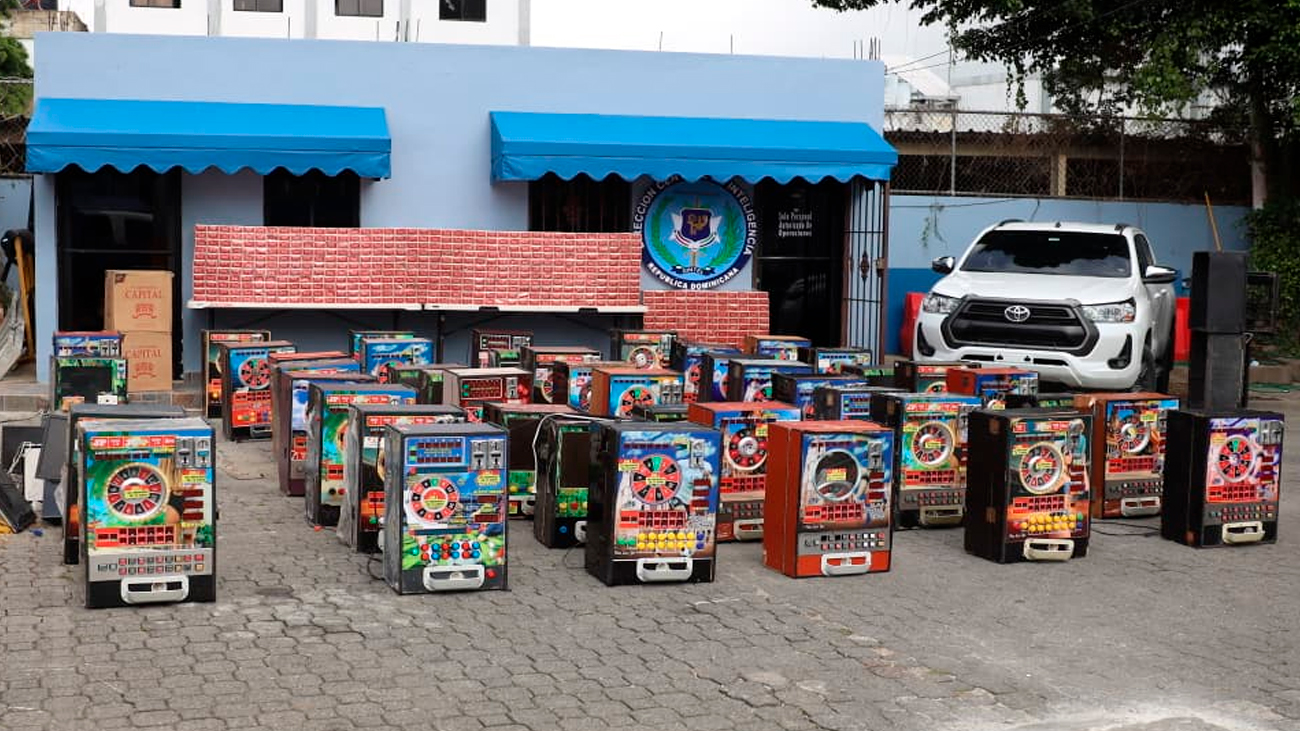 Ocupan más de 329 mil cigarrillos de contrabando y retiene 52 máquinas tragamonedas