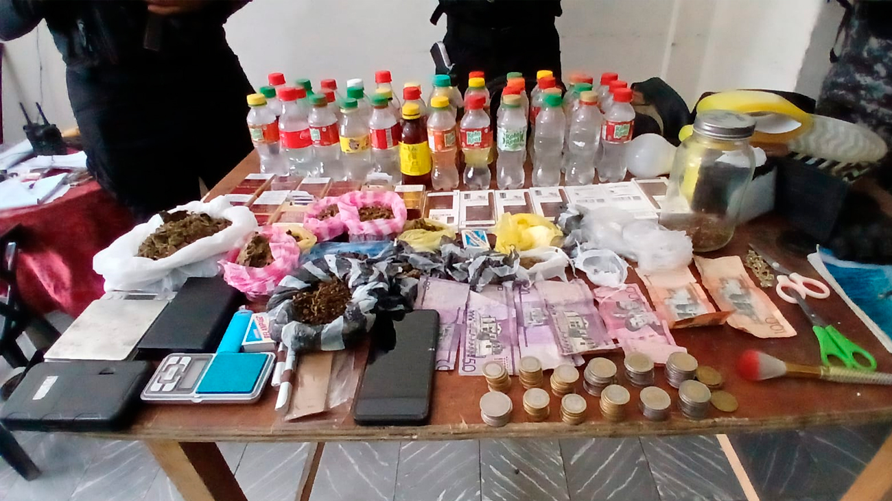 Policía detiene a varias personas y ocupa drogas, clerén y otros ilícitos en Barahona