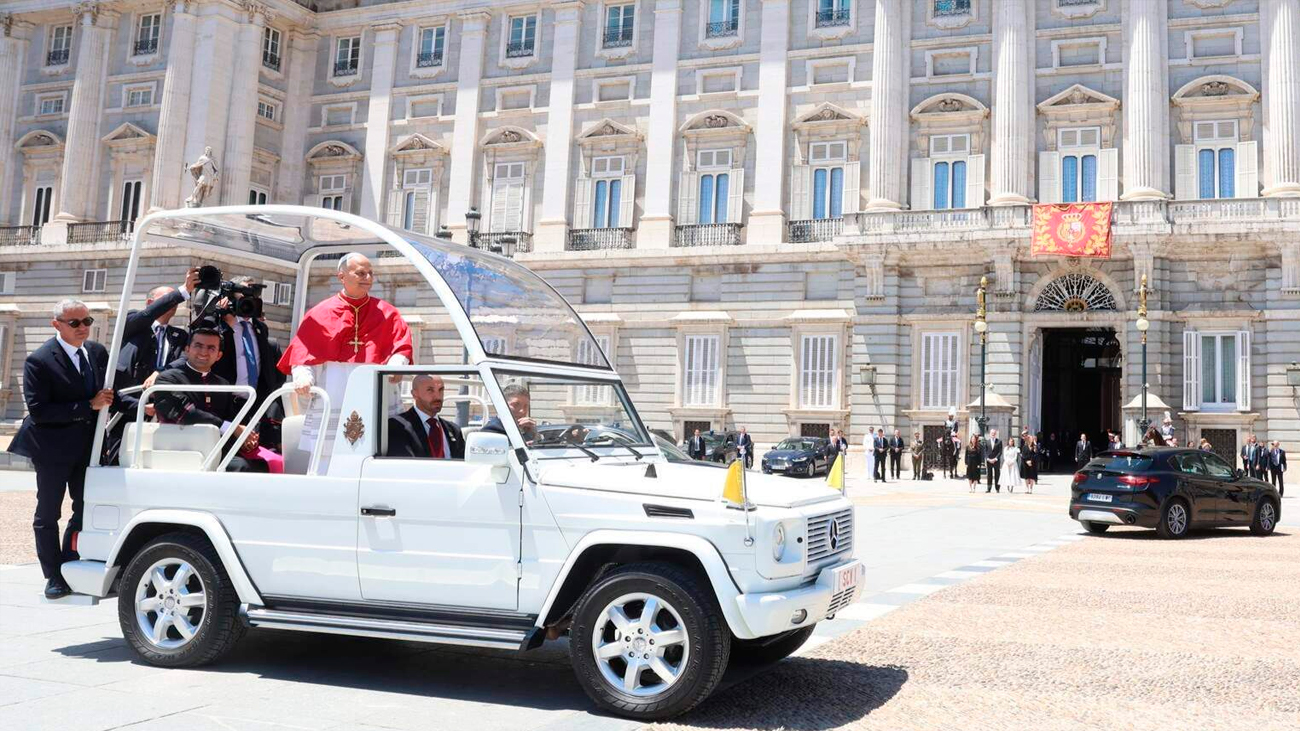 Papa León XIV realiza su primer recorrido en papamóvil en Madrid