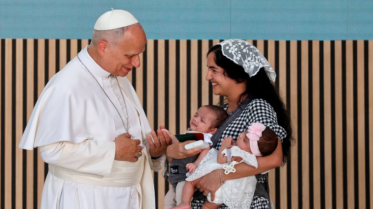 Niurka, migrante cubana, emociona al Papa León XIV con el testimonio de sus gemelos