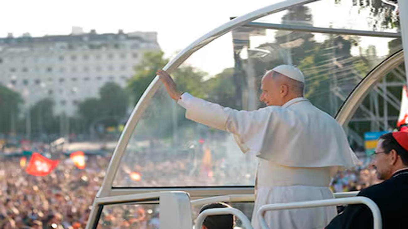 Cientos de miles de jóvenes abarrotan la Plaza de Lima para recibir al papa León XIV en Madrid