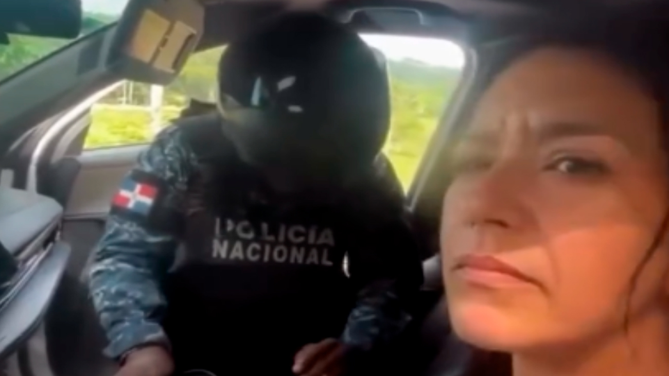 Captan a agente revisando vehículo de turista; video genera 