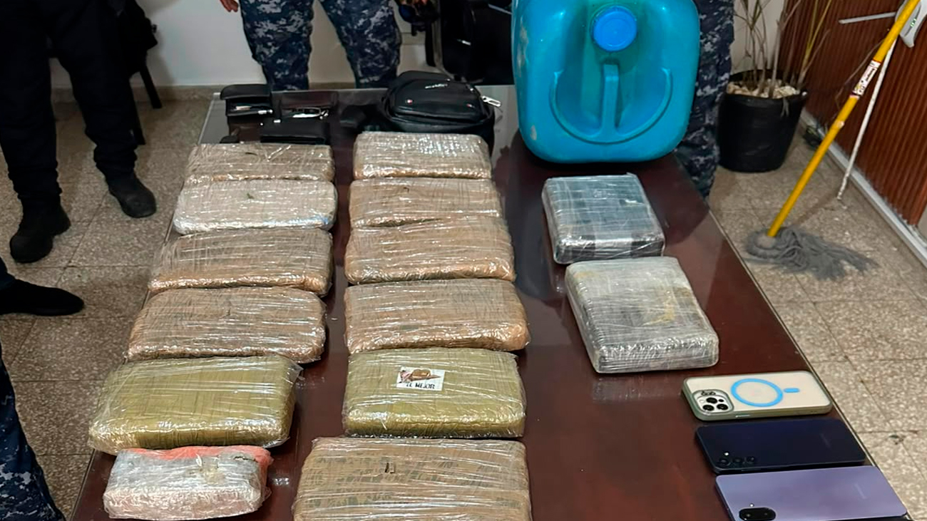 Policía ocupa 14 paquetes de presunta droga y detiene a ocho