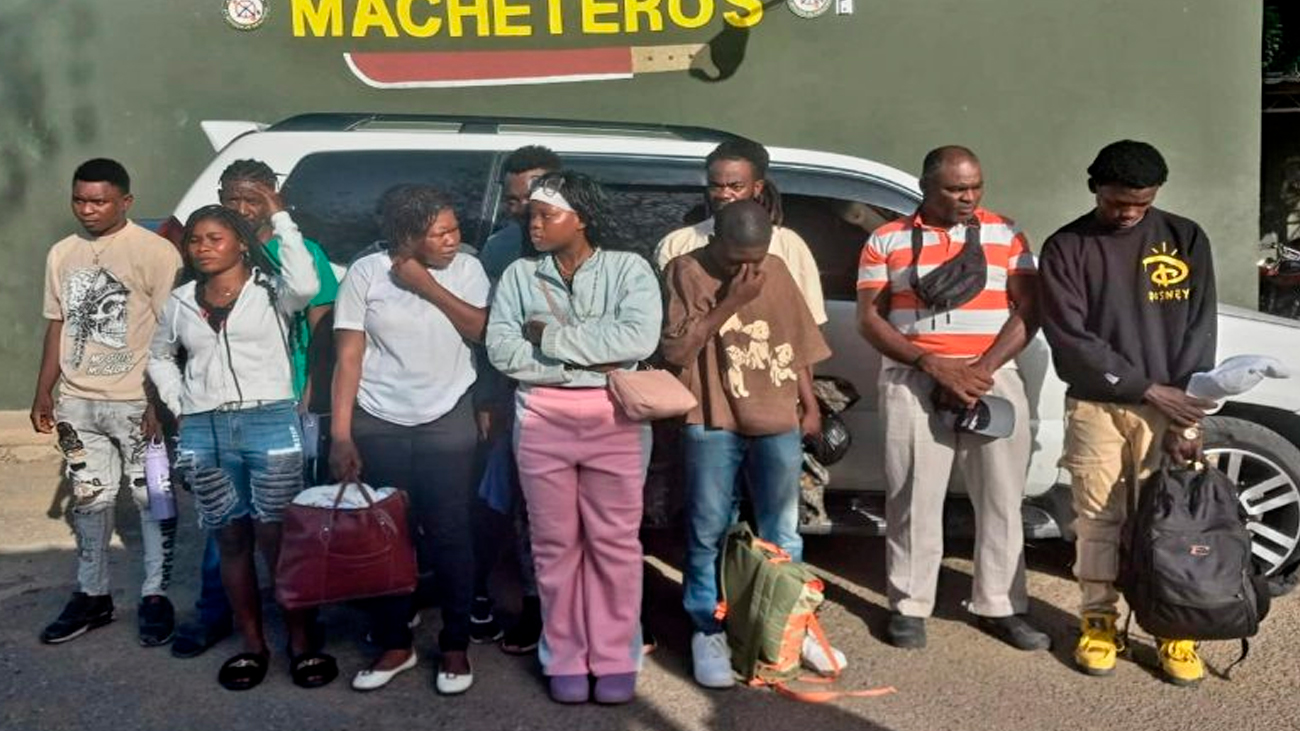 Detienen a dos dominicanos por transportar haitianos indocum