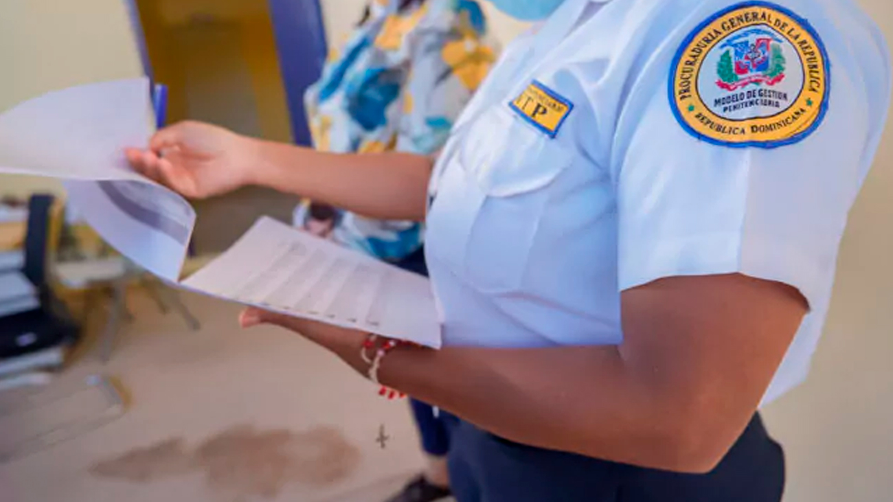 Arrestan a mujer que intentó introducir presunta droga en la