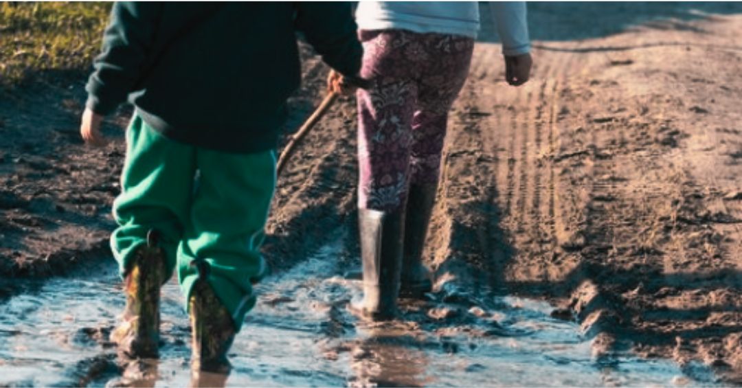 La Grúa: Niños caminan entre charcos y lodo para i