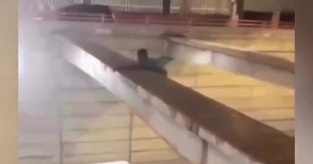 Video muestra caída de hombre en paso a desnivel