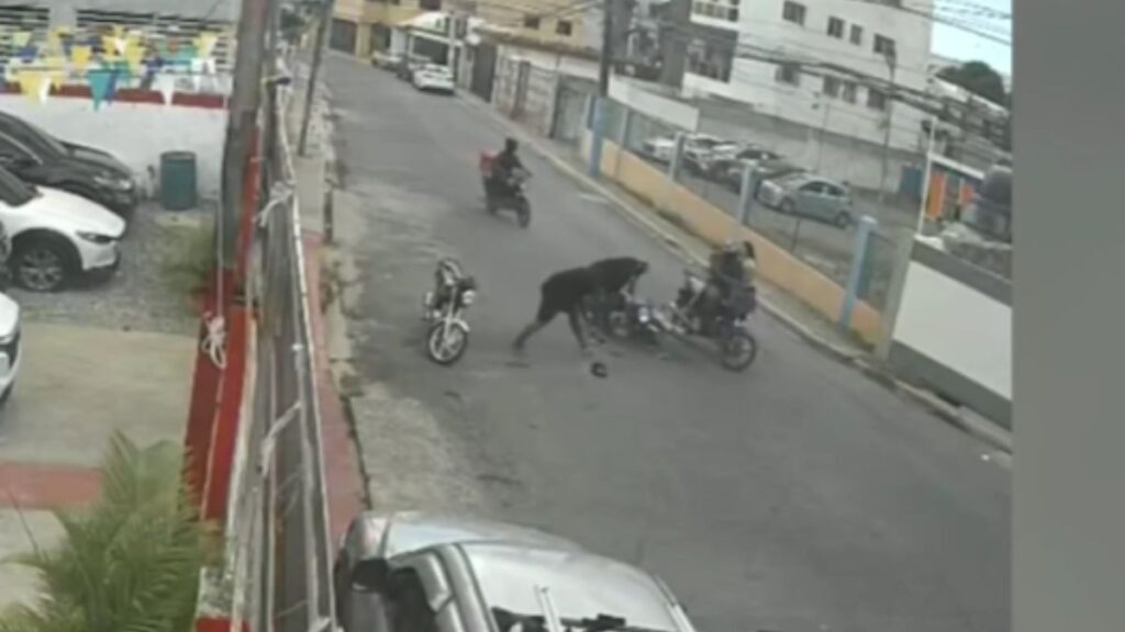 Asaltantes caen de motocicleta durante robo en calle Duarte Mendoza