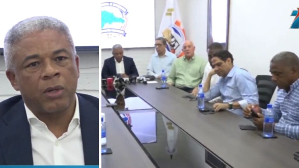 Comerciantes fronterizos reunidos con carteles de protesta contra puertos secos.