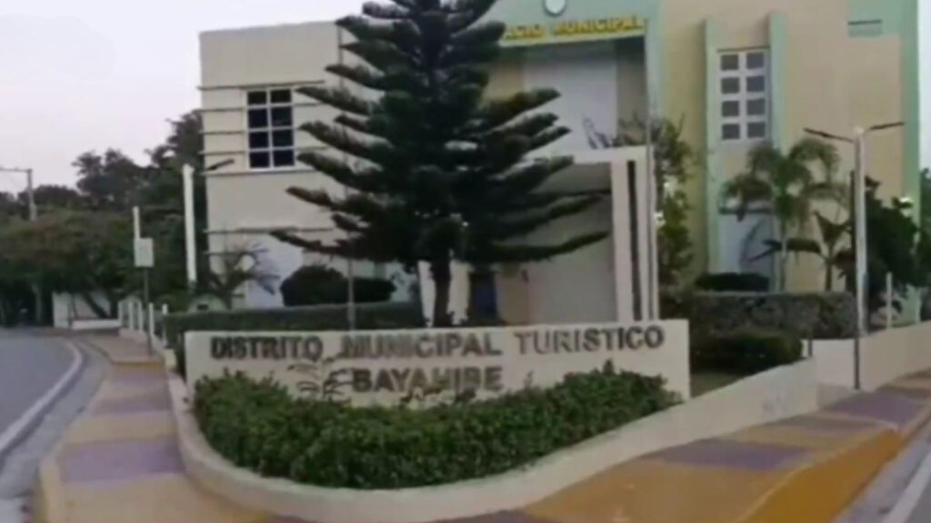 Reunión de autoridades y empresarios en mesa de diálogo en Bayahibe