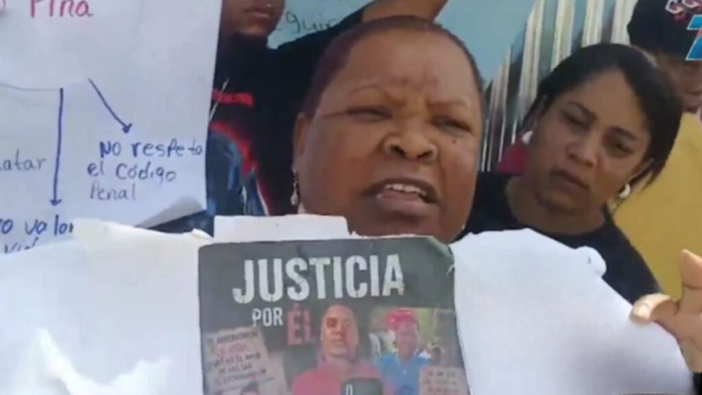 Familiares protestan en Elías Piña exigiendo justicia por asesinato.