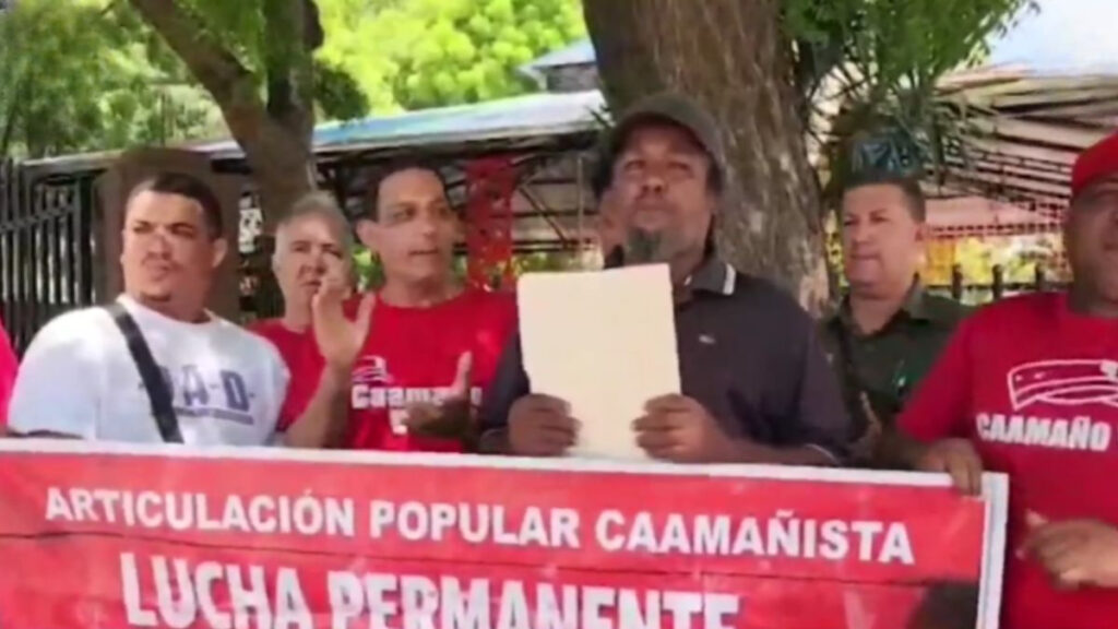 Manifestantes del movimiento Articulación Popular Camañista protestan en Navarrete, Santiago