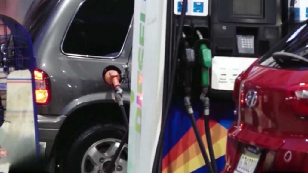 Letrero de gasolinera con precios actualizados en República Dominicana