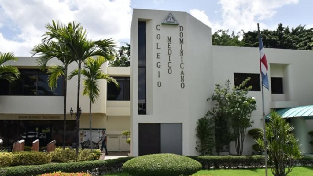 Médicos del Colegio Médico Dominicano en protesta frente al Palacio de Justicia de La Vega.