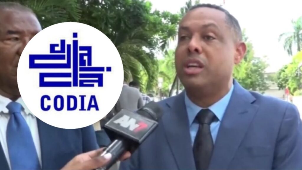 Directivos del CODIA realizan ofrenda floral y rinden cuentas sobre su gestión de infraestructura.
