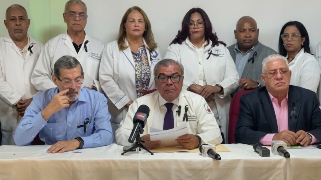 Médicos dominicanos en rueda de prensa denuncian precariedades en el sistema nacional de salud.